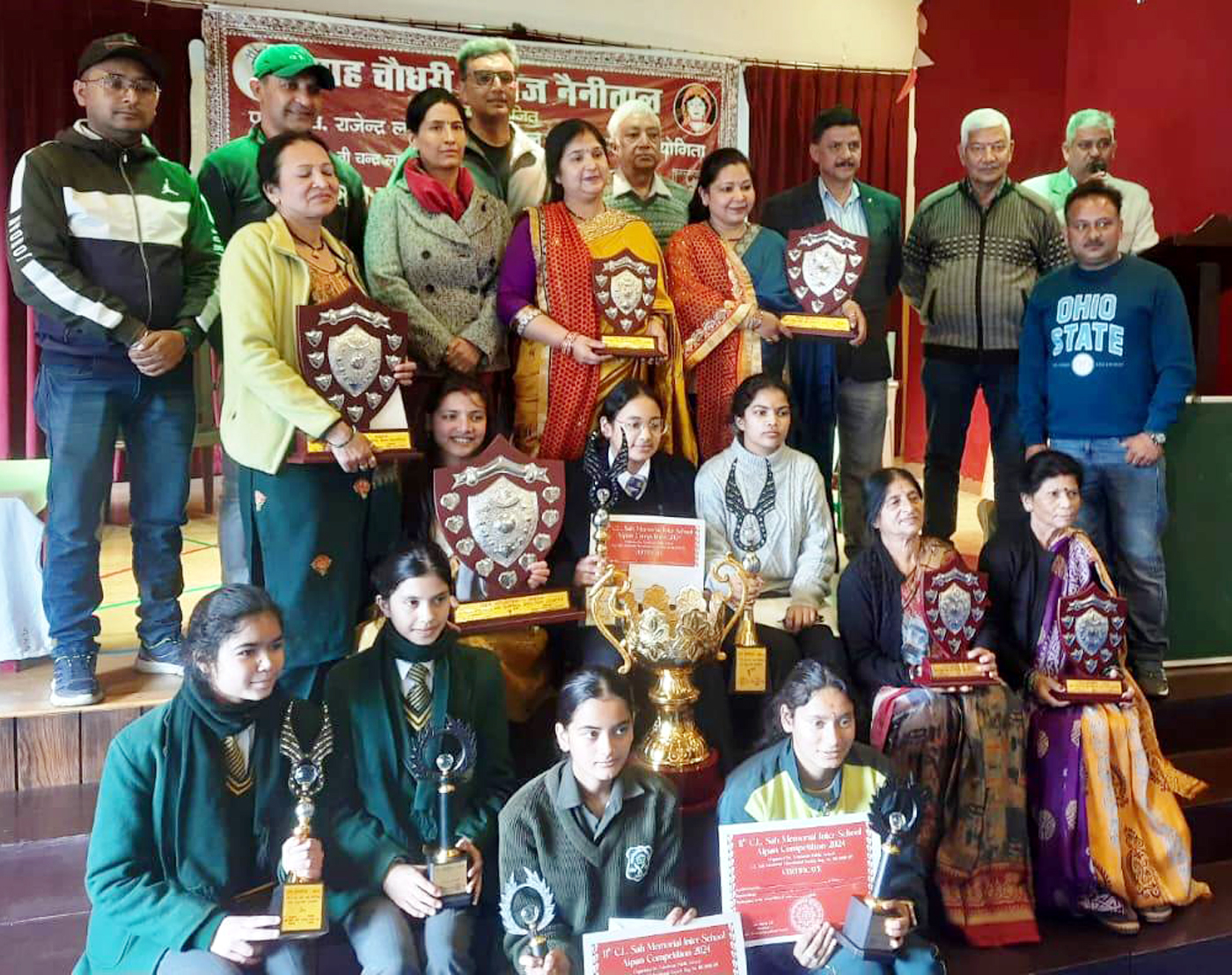 ऐपण प्रतियोगिता के विजेताओं को पुरस्कृत करते मुख्य अतिथि एवं आयोजक। ऐपण प्रतियोगिता के विजेताओं को पुरस्कृत करते मुख्य अतिथि एवं आयोजक।