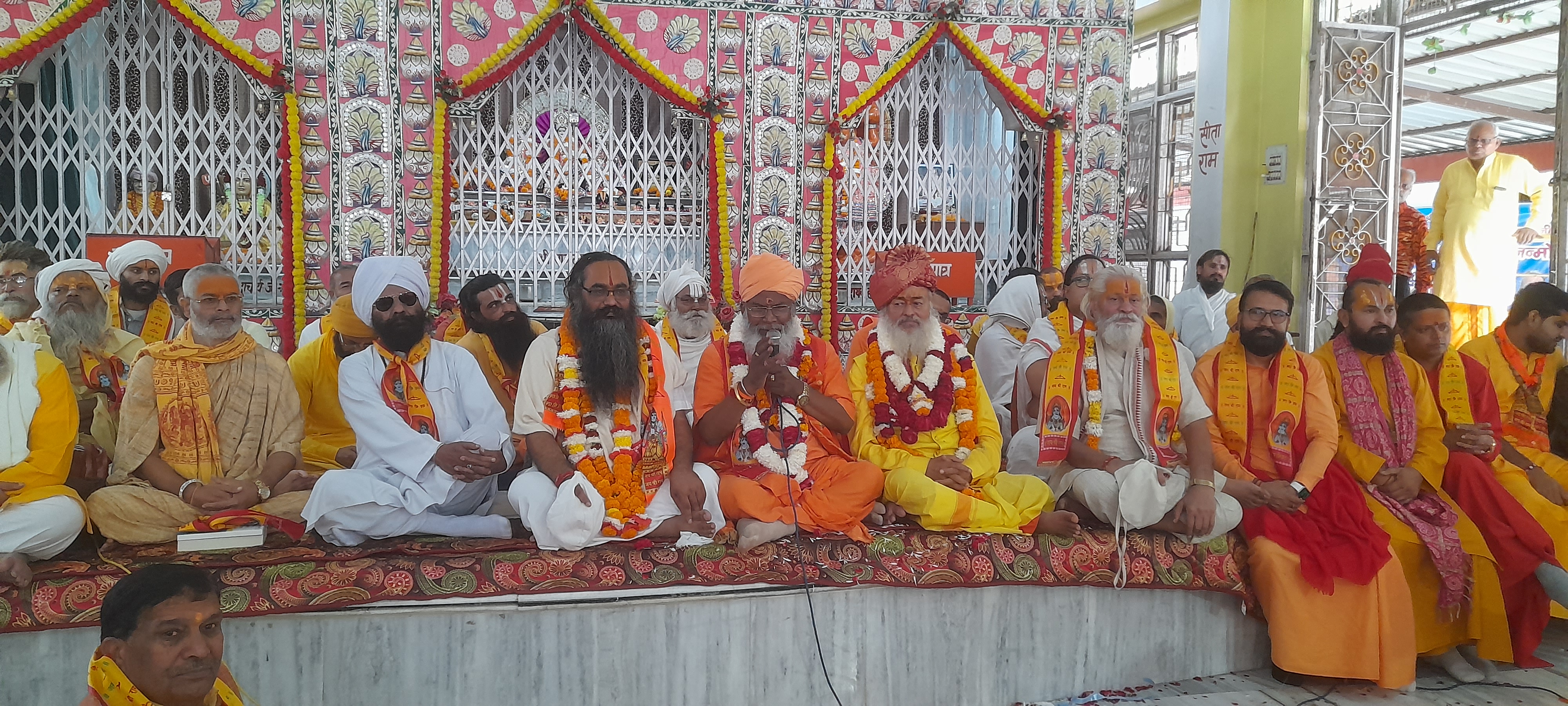 सांसद साक्षी महाराज संतो को संबोधित करते हुए सांसद साक्षी महाराज संतो को संबोधित करते हुए