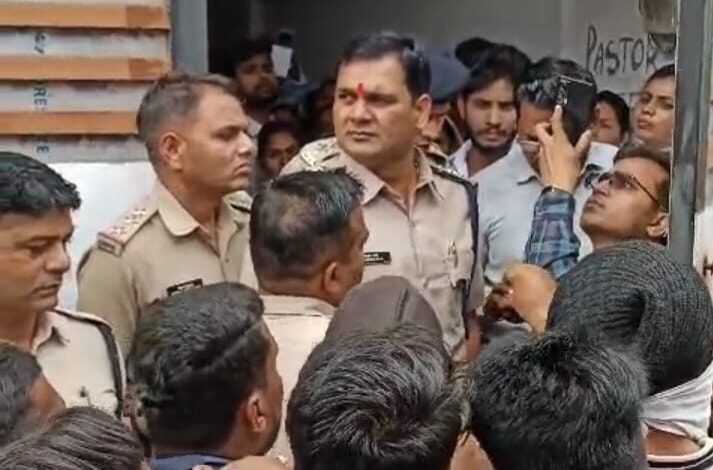 धर्मांतरण बवाल में पुलिस नियंत्रण करते हुए धर्मांतरण बवाल में पुलिस नियंत्रण करते हुए