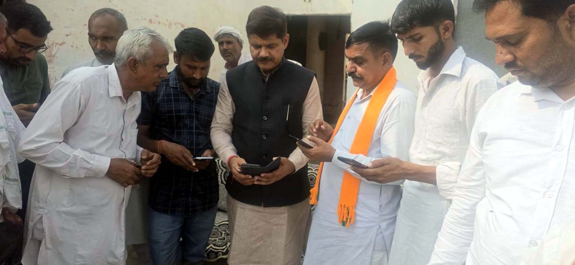 गोरछी गांव में सदस्यता अभियान चलाते भाजपा जिलाध्यक्ष अशोक सैनी एवं अन्य पदाधिकारी। गोरछी गांव में सदस्यता अभियान चलाते भाजपा जिलाध्यक्ष अशोक सैनी एवं अन्य पदाधिकारी।