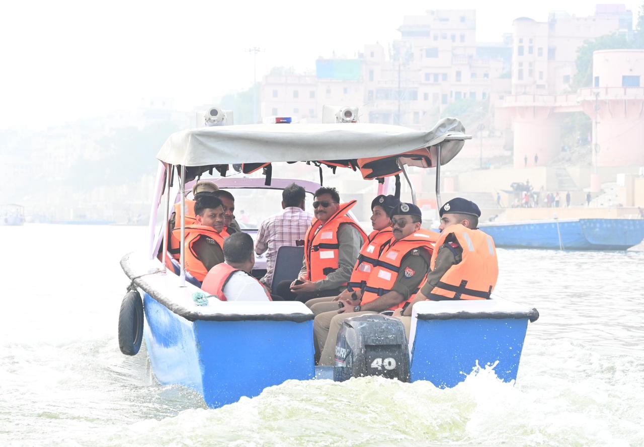 पुलिस कमिश्नर और जिलाधिकारी एनडीआरएफ के विशेष नौका पर: फोटो बच्चा गुप्ता पुलिस कमिश्नर और जिलाधिकारी एनडीआरएफ के विशेष नौका पर: फोटो बच्चा गुप्ता