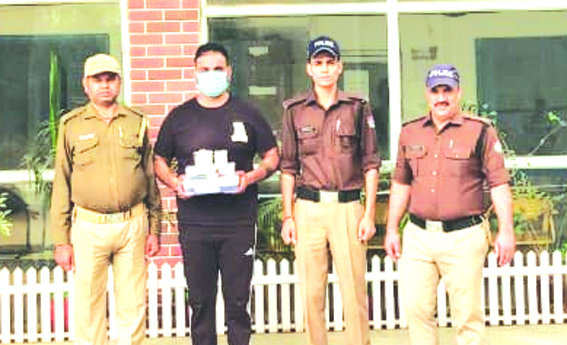 पुलिस गिरफ्त में आरोपित पुलिस गिरफ्त में आरोपित