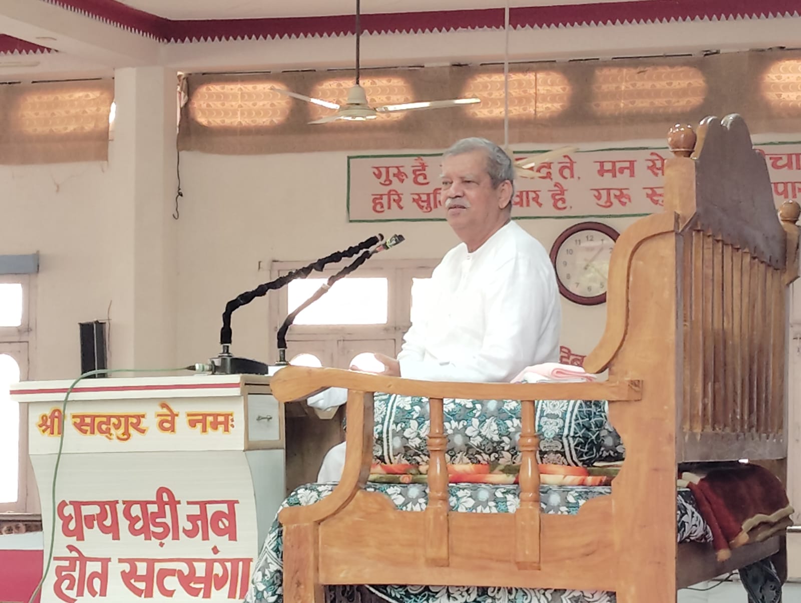 सद्गुरु श्री मधुपरमहंस जी महाराज ने अपने प्रवचनों की अमृत वर्षा से संगत को निहाल किया सद्गुरु श्री मधुपरमहंस जी महाराज ने अपने प्रवचनों की अमृत वर्षा से संगत को निहाल किया