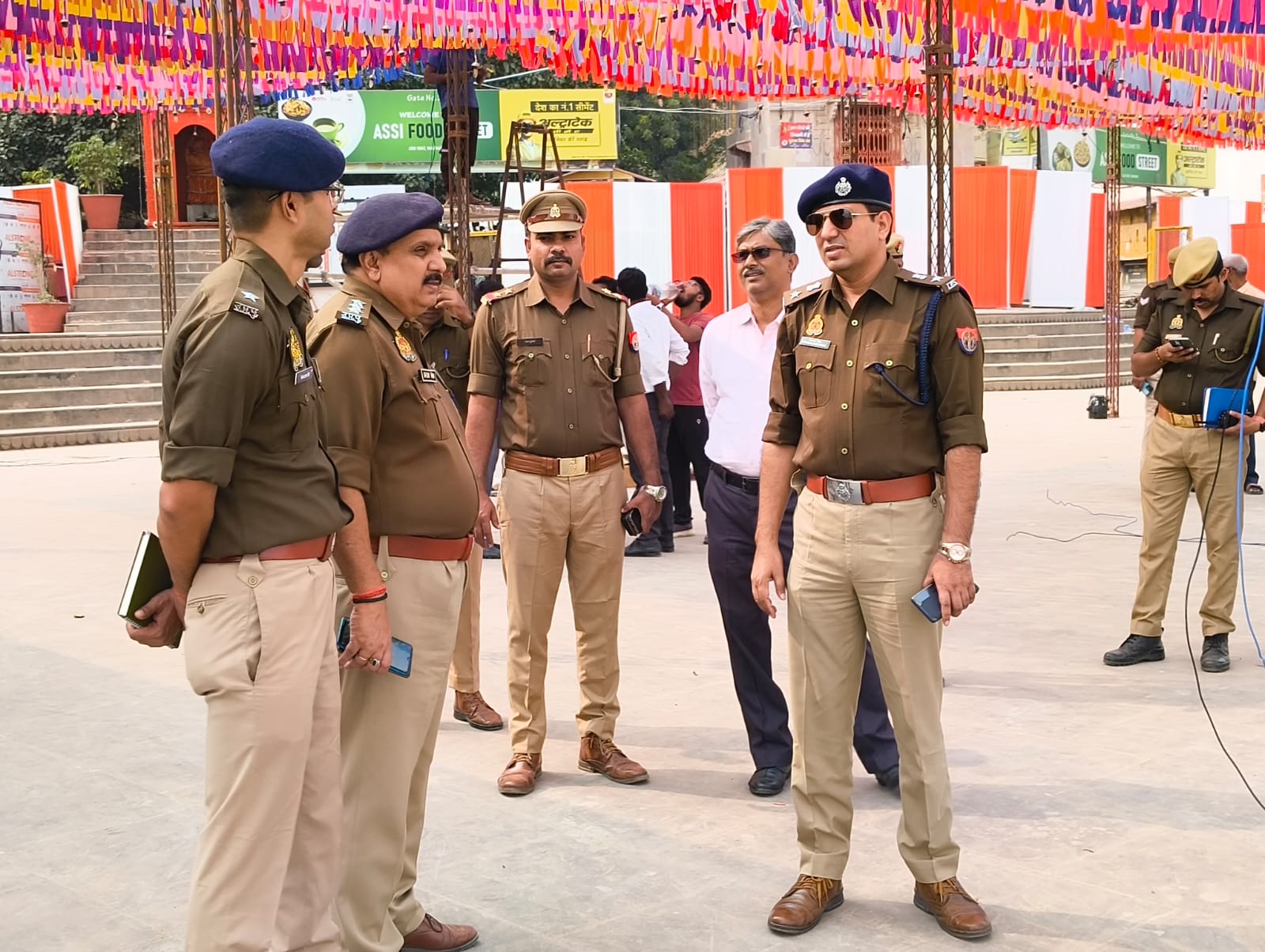 डीसीपी वरूणा ज़ोन चंद्रकांत मीणा अस्सी घाट पर: फोटो बच्चा गुप्ता डीसीपी वरूणा ज़ोन चंद्रकांत मीणा अस्सी घाट पर: फोटो बच्चा गुप्ता