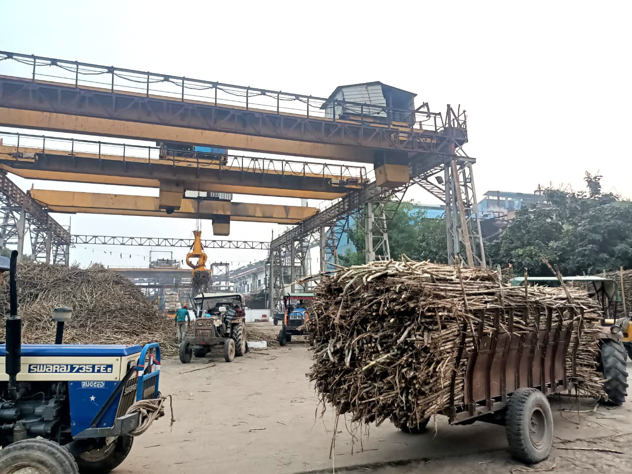 चीनीमिल में गन्ना लेकर पहुंची ट्रैक्टर