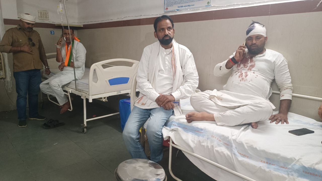 जिला अस्पताल में उपचार कराते कांग्रेस नेता जिला अस्पताल में उपचार कराते कांग्रेस नेता
