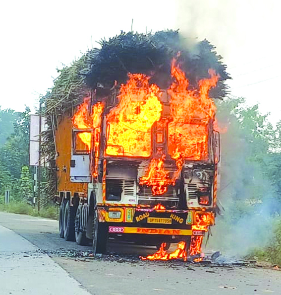 जलता हुआ ट्रक जलता हुआ ट्रक