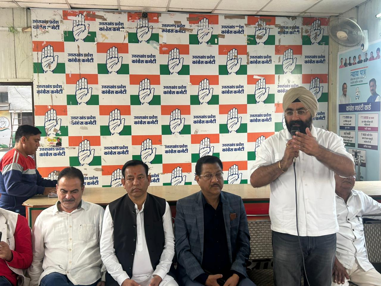 बैठक में बाेलते कांग्रेस महानगर अध्यक्ष डॉ. जसविंदर सिंह गोगी। बैठक में बाेलते कांग्रेस महानगर अध्यक्ष डॉ. जसविंदर सिंह गोगी।
