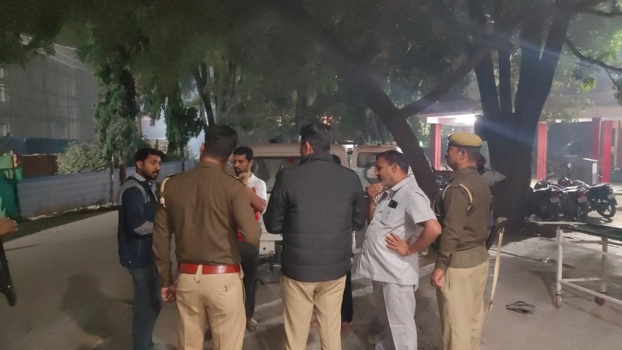 इमरजेंसी के बाहर खड़े पुलिस कर्मी व एसडीएम मंझनपुर इमरजेंसी के बाहर खड़े पुलिस कर्मी व एसडीएम मंझनपुर