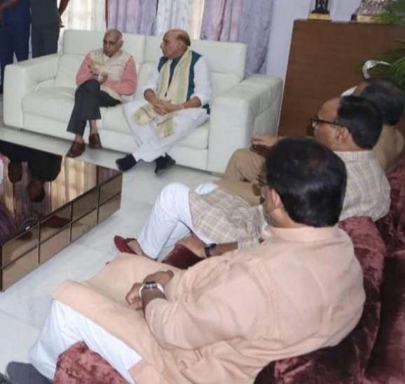 एलपी मिश्रा के आवास पर राजनाथ सिंह एलपी मिश्रा के आवास पर राजनाथ सिंह