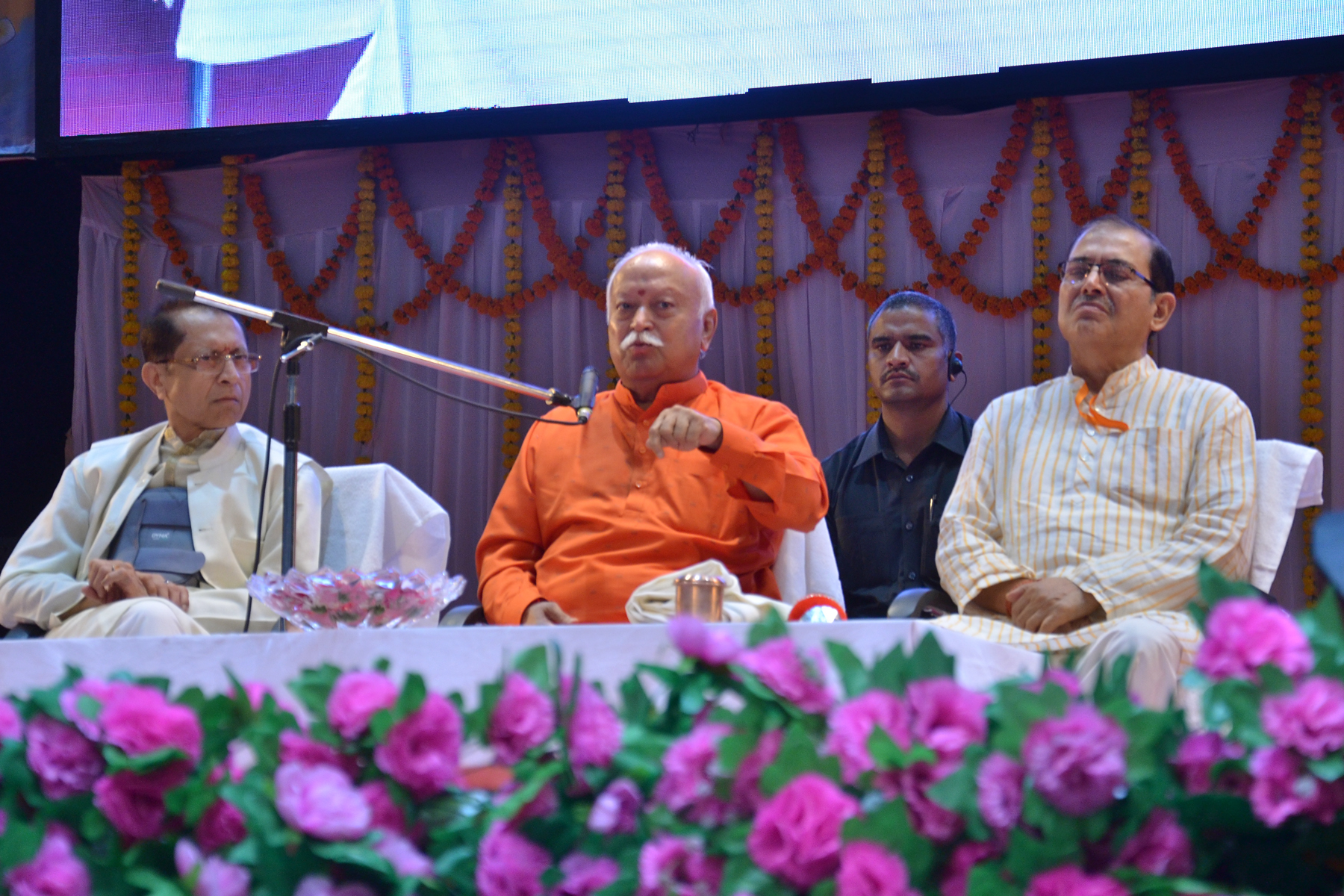 हिंदुत्व के मूल में ही निहित है विश्व कल्याण : सरसंचालक डॉ मोहन भागवत हिंदुत्व के मूल में ही निहित है विश्व कल्याण : सरसंचालक डॉ मोहन भागवत