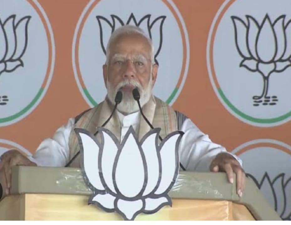झारखंड के गुमला में चुनावी जनसभा को संबोधित करते नरेन्द्र मोदी। झारखंड के गुमला में चुनावी जनसभा को संबोधित करते नरेन्द्र मोदी।