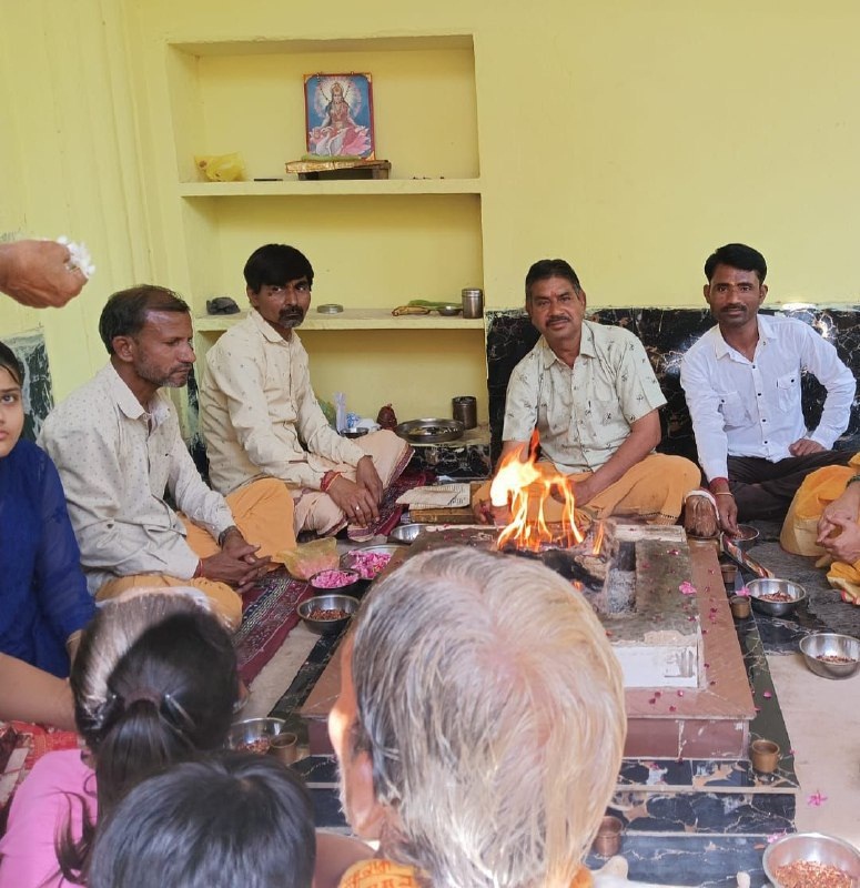 गायत्री प्रज्ञा पीठ पर हवन में आहुतियां देते गायत्री परिवार के सदस्य।