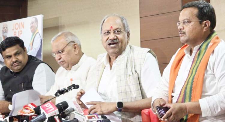 सांसद बृजमोहन अग्रवाल पत्रकारवार्ता करते हुए सांसद बृजमोहन अग्रवाल पत्रकारवार्ता करते हुए