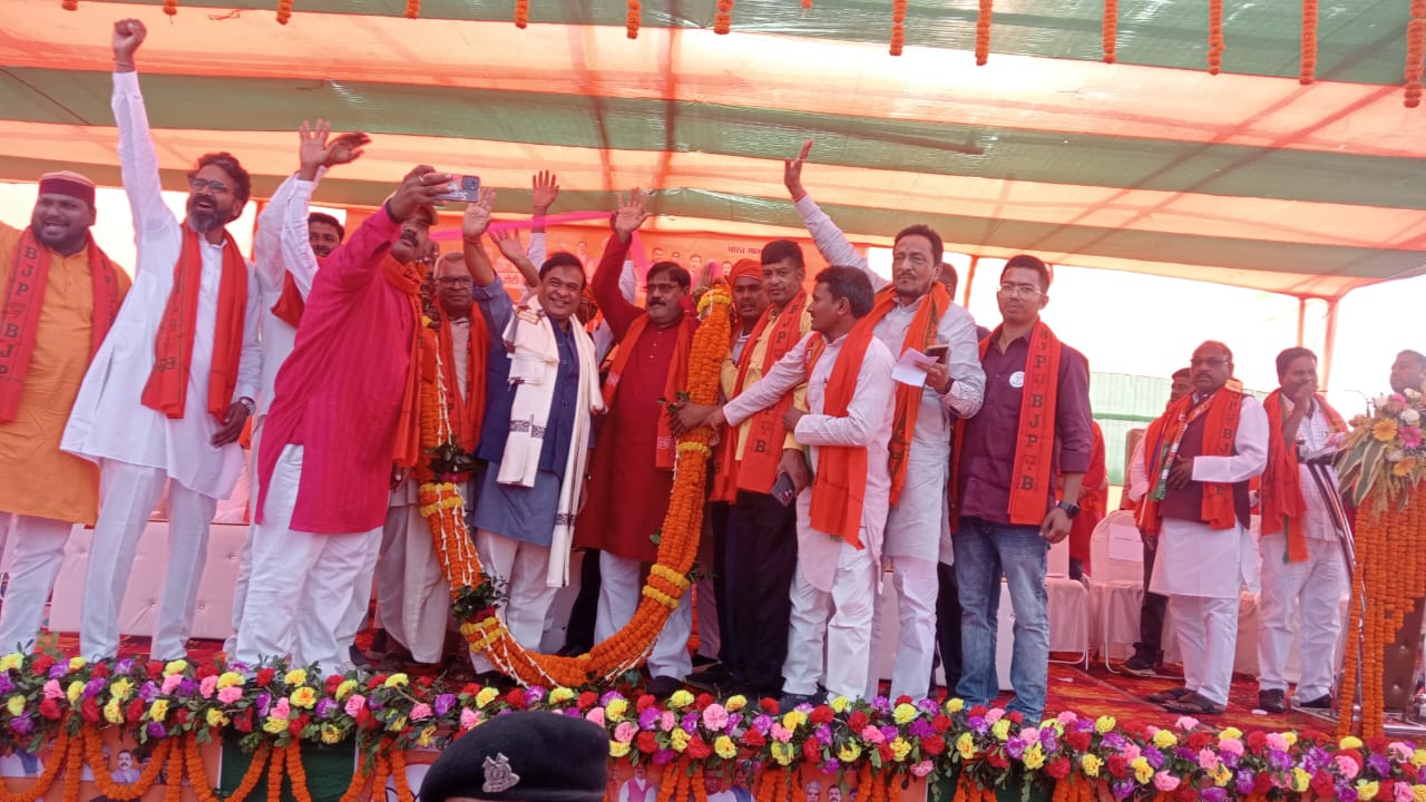चुनावी सभा में हिमंत विश्वा शर्मा एवं अन्य चुनावी सभा में हिमंत विश्वा शर्मा एवं अन्य