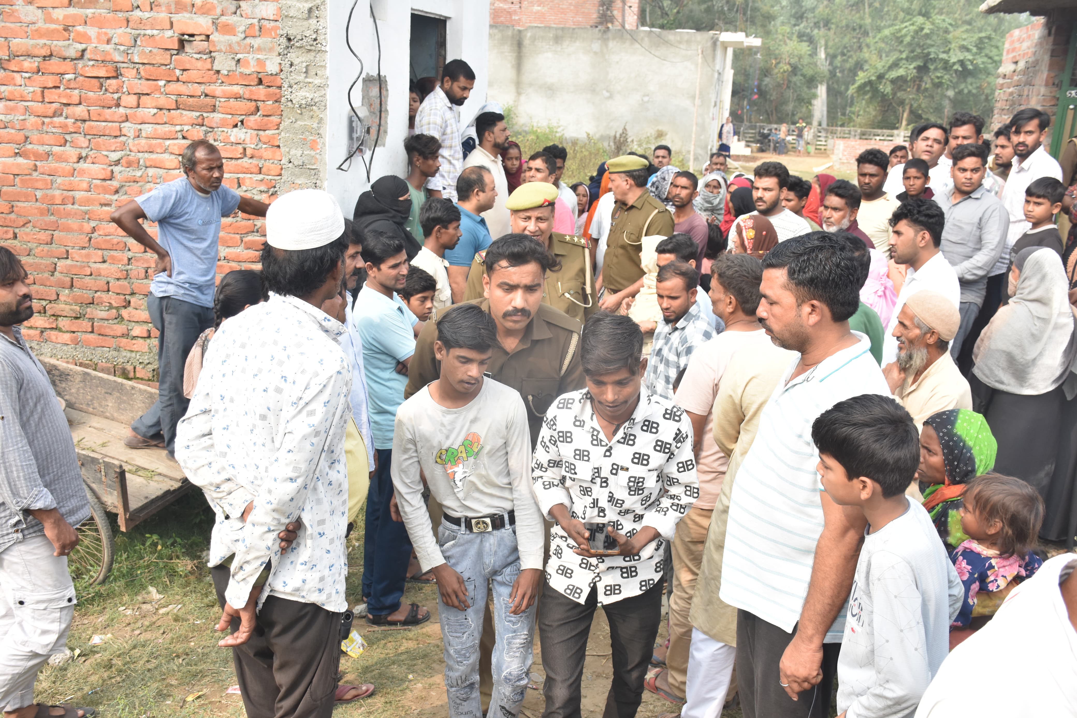 घटना के बाद लगी लोगों की भीड़, जांच करती पुलिस घटना के बाद लगी लोगों की भीड़, जांच करती पुलिस