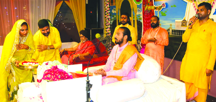 कथा श्रवण कराते कथा व्यास कथा श्रवण कराते कथा व्यास
