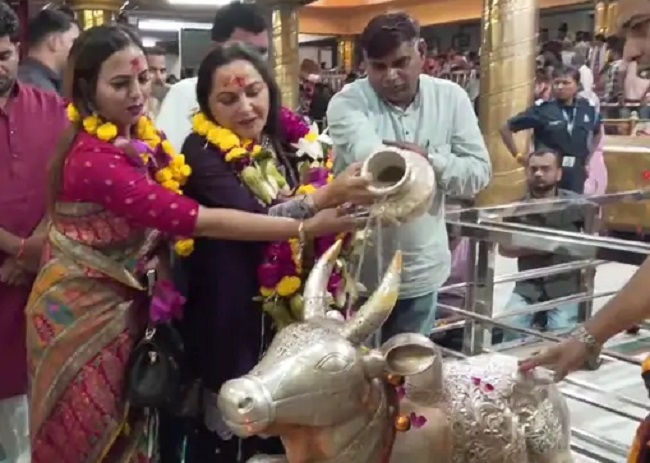 नंदी हाल से पूजन करते हुए जया प्रदा नंदी हाल से पूजन करते हुए जया प्रदा