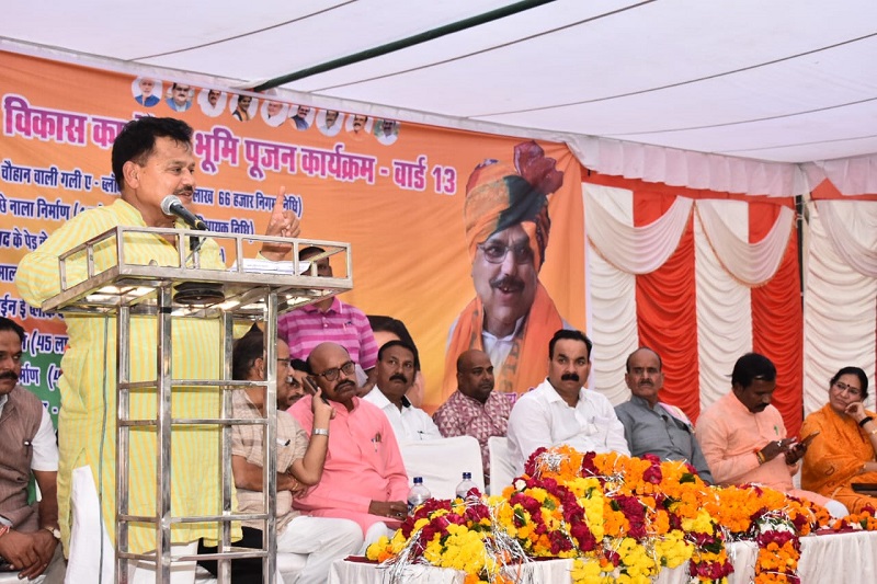 वार्ड 13 की बस्तियों में 3.19 करोड़ रुपये के विकास कार्यों का भूमिपूजन वार्ड 13 की बस्तियों में 3.19 करोड़ रुपये के विकास कार्यों का भूमिपूजन