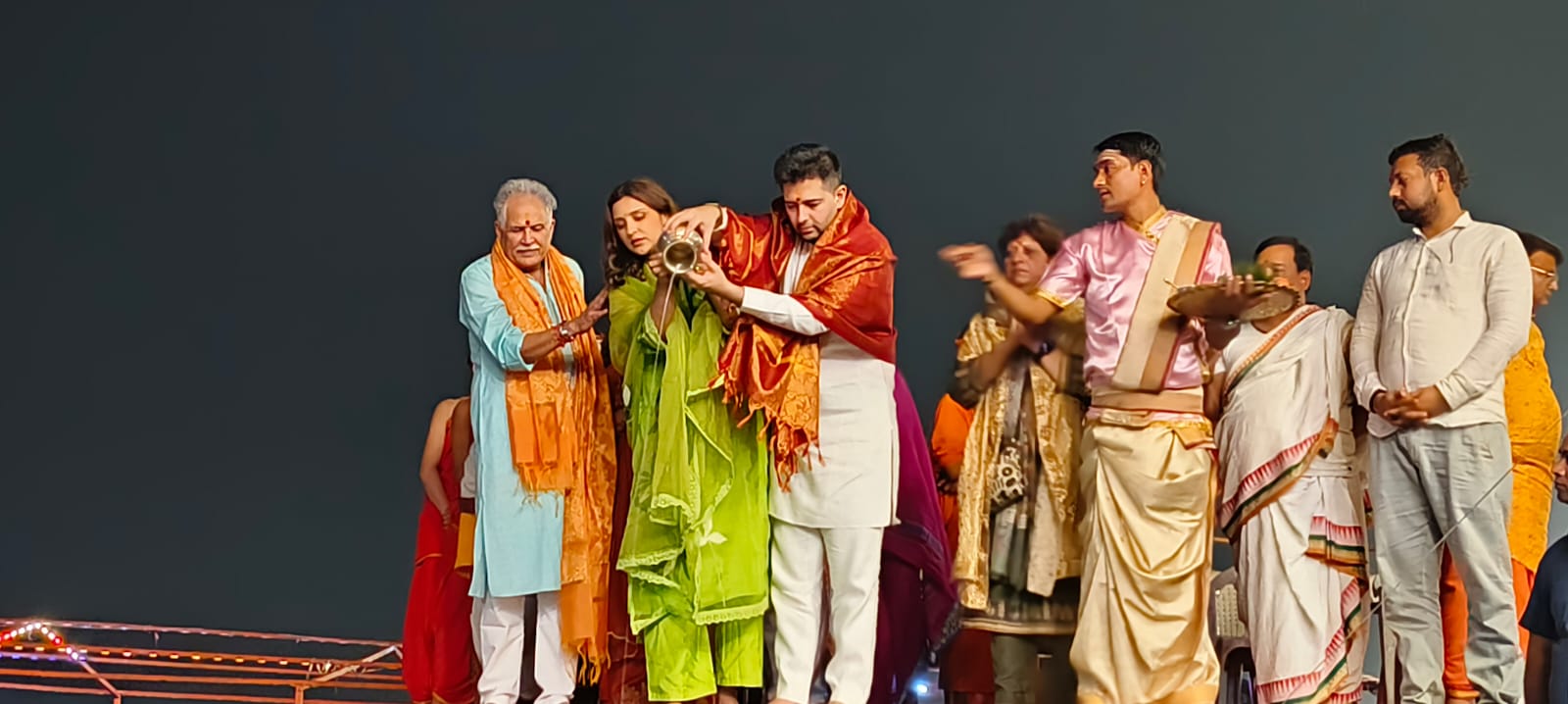 दशाश्वमेध घाट पर गंगा पूजन करते आप सासंद राघव चढ्ढा और उनकी अभिनेत्री पत्नी परिणीति : फोटो बच्चा गुप्ता दशाश्वमेध घाट पर गंगा पूजन करते आप सासंद राघव चढ्ढा और उनकी अभिनेत्री पत्नी परिणीति : फोटो बच्चा गुप्ता
