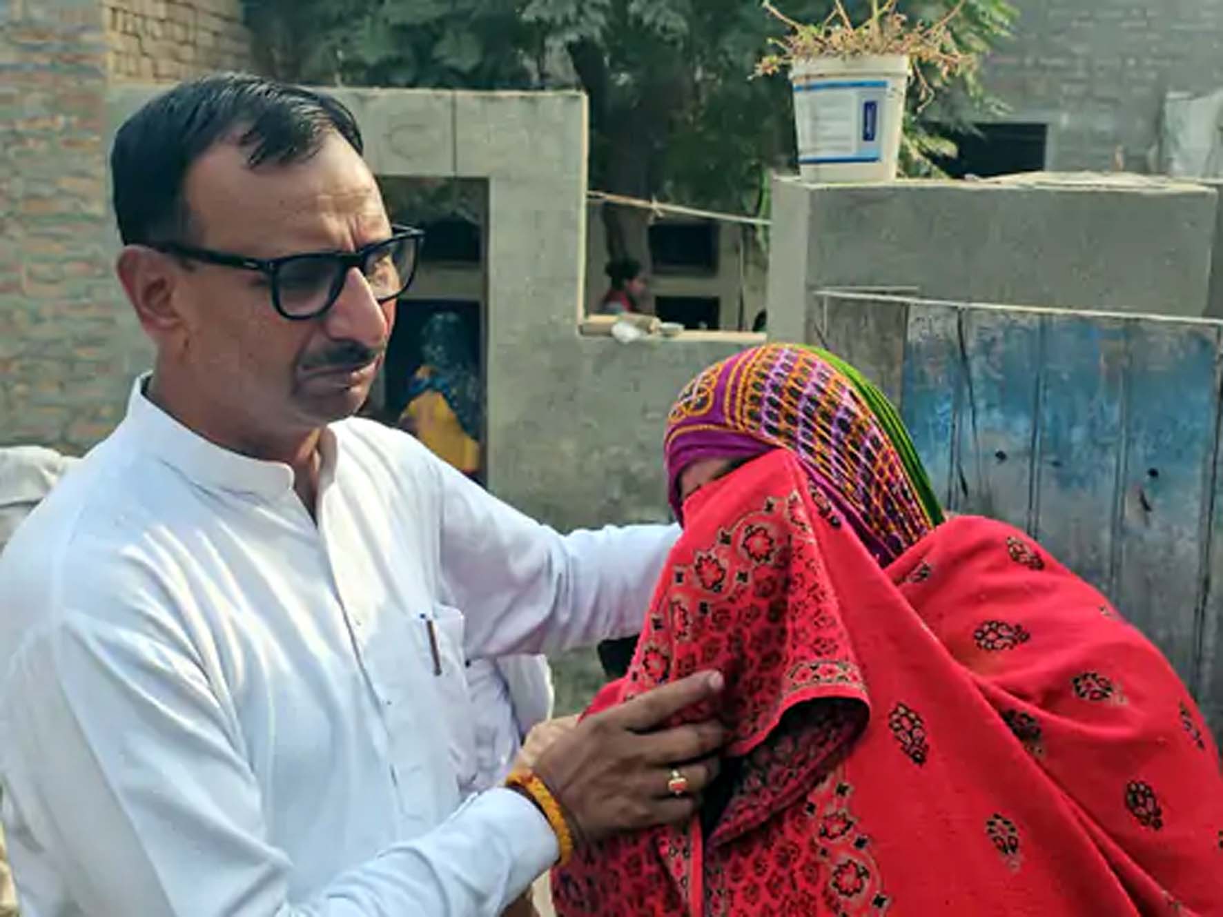 पीड़ित परिवारों से मिलते विधायक नरेश सेलवाल। पीड़ित परिवारों से मिलते विधायक नरेश सेलवाल।
