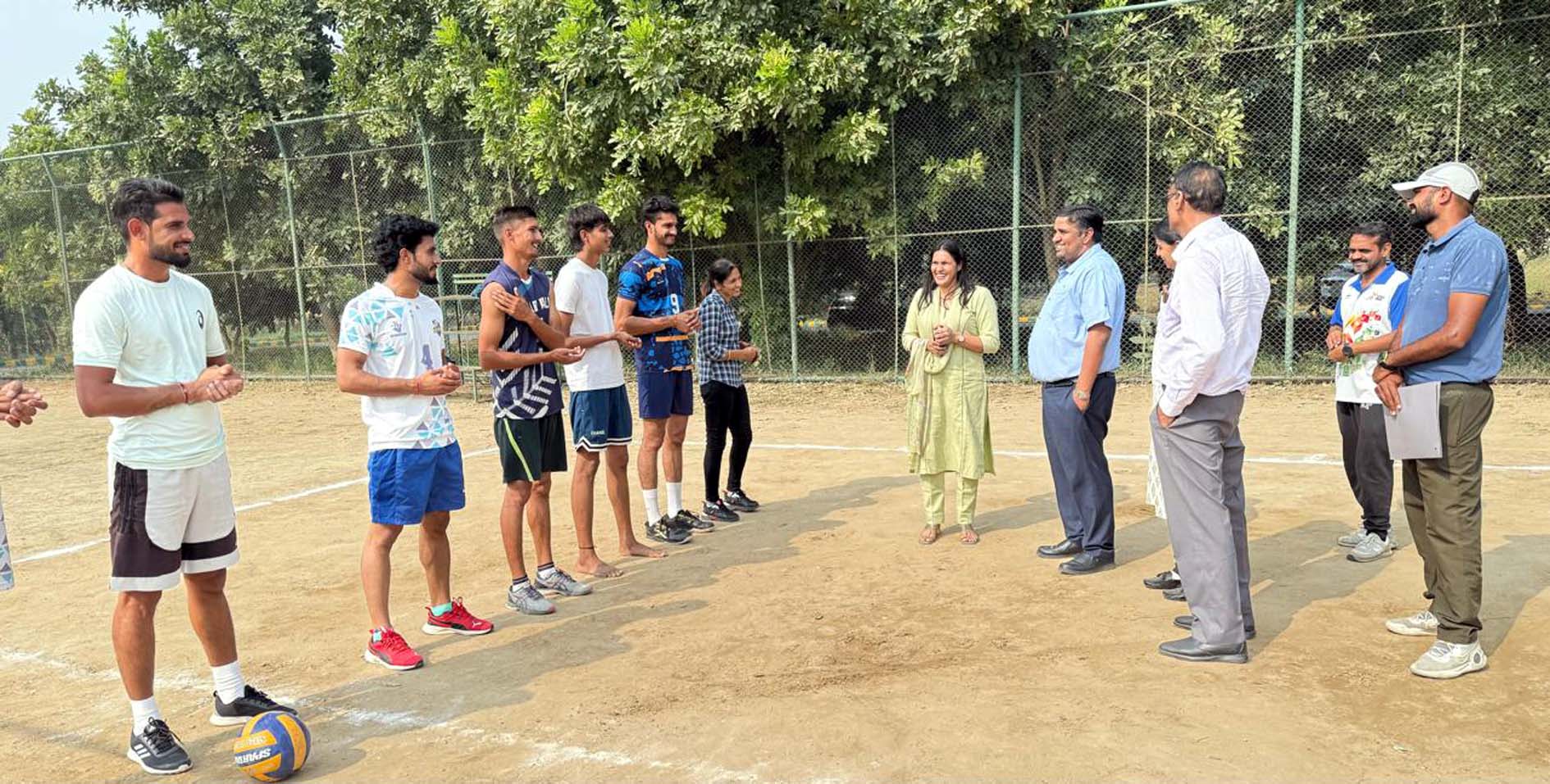 खिलाड़ियों का परिचय लेते मुख्यातिथि प्रो. मनीष कुमार। खिलाड़ियों का परिचय लेते मुख्यातिथि प्रो. मनीष कुमार।