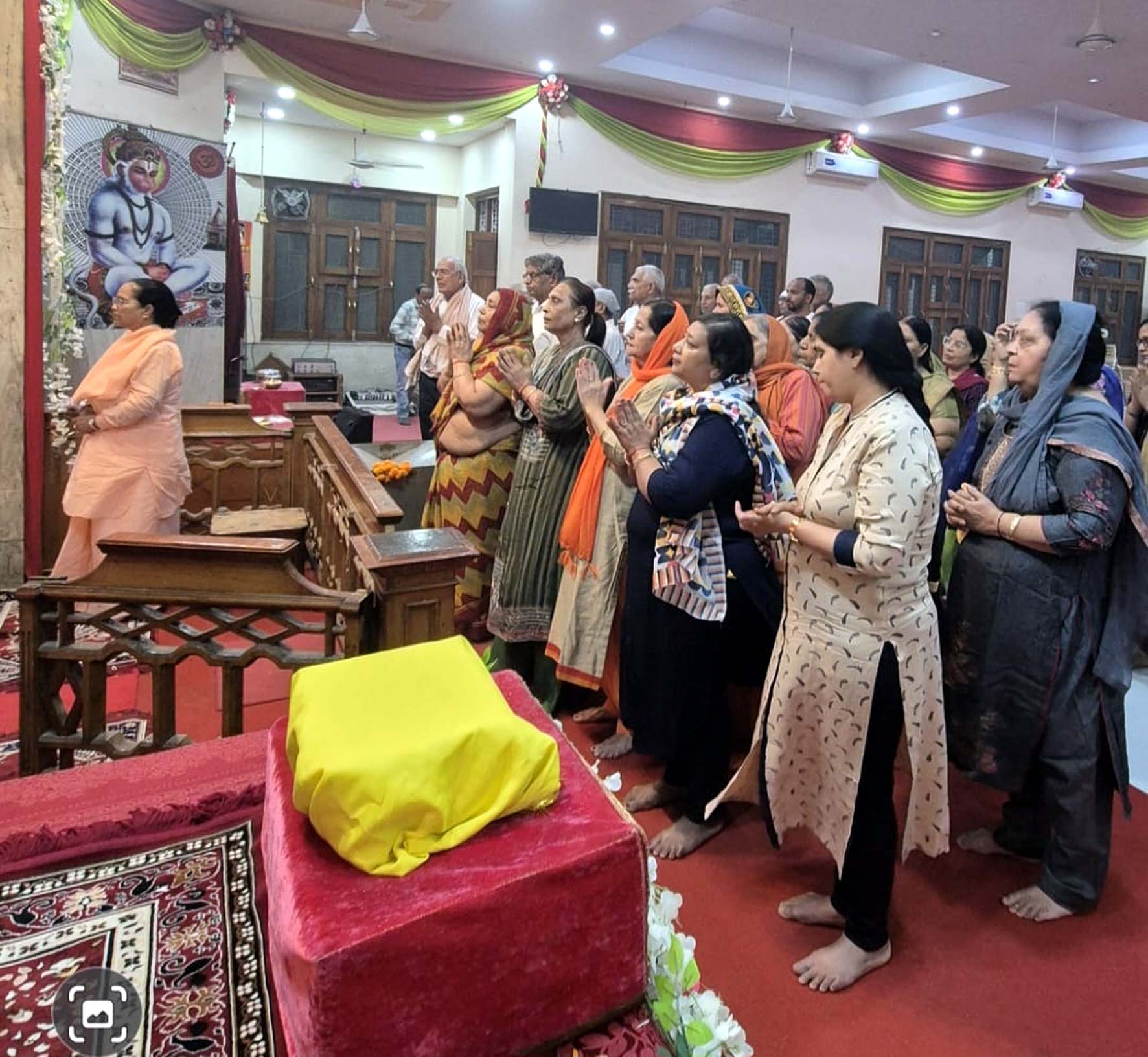 श्रीमद् गीता के प्रवचनों से पूर्व पूजा-अर्चना करती महामंडलेश्वर संतोषी माता जी। श्रीमद् गीता के प्रवचनों से पूर्व पूजा-अर्चना करती महामंडलेश्वर संतोषी माता जी।