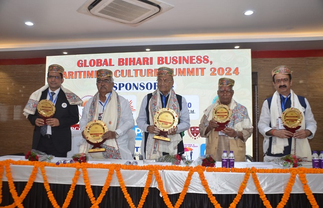 स्वर्णिम मिथिला संस्थान के आयोजन मौके पर सीपी ठाकुर, विनोद नारायण झा सहित अन्य स्वर्णिम मिथिला संस्थान के आयोजन मौके पर सीपी ठाकुर, विनोद नारायण झा सहित अन्य