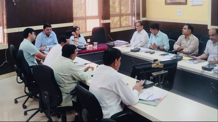राजस्व अधिकारियों द्वारा तैयार की गई अवैध कॉलोनियों की प्रारंभिक सूची की समीक्षा
