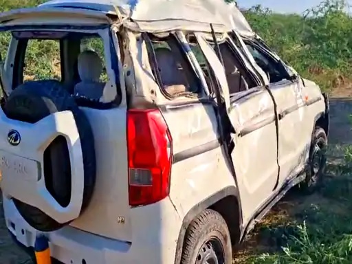 हादसे में क्षतिग्रस्त बोलेरो। हादसे में क्षतिग्रस्त बोलेरो।