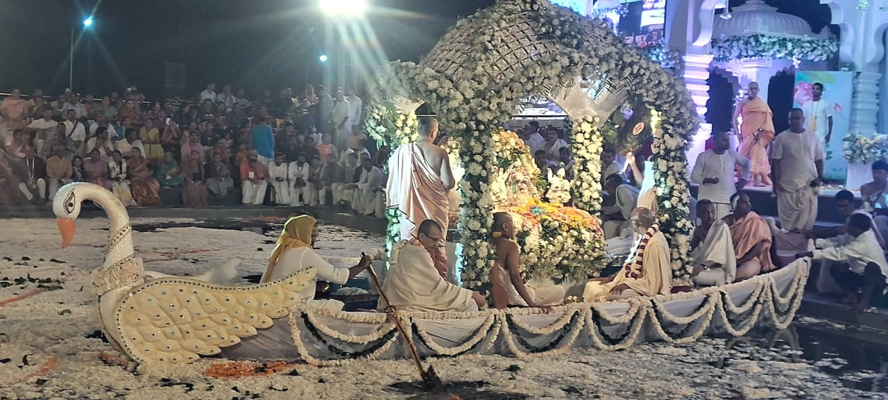 चंद्रोदय मंदिर में राधा वृन्दावन चंद्र के श्रीविग्रह नौका रूपी कुंज महल में विराजमान कर, नौका विहार करते हुए चंद्रोदय मंदिर में राधा वृन्दावन चंद्र के श्रीविग्रह नौका रूपी कुंज महल में विराजमान कर, नौका विहार करते हुए