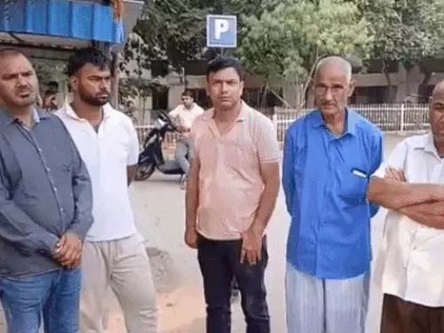छात्र के शव के पोस्टमार्टम के लिए अस्पताल पहुंचे परिजन। छात्र के शव के पोस्टमार्टम के लिए अस्पताल पहुंचे परिजन।