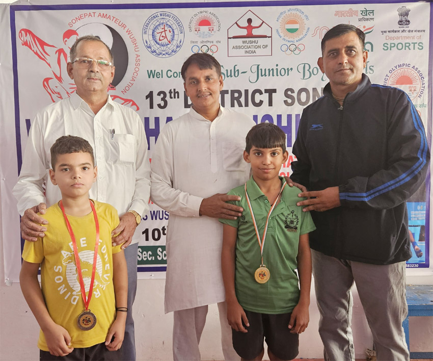 विजेताओं को आशीर्वाद देते हुए विजेताओं को आशीर्वाद देते हुए