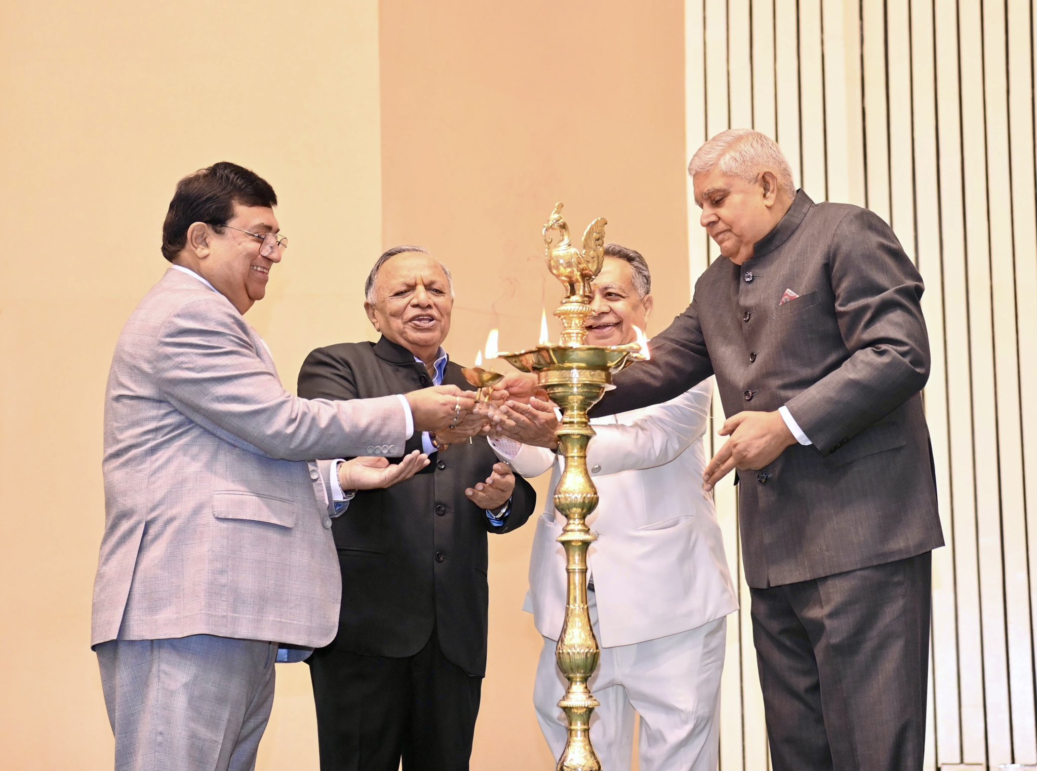 उपराष्ट्रपति महाराजा अग्रसेन टेक्निकल एजुकेशन सोसाइटी (मेट्स) के रजत जयंती समारोह के दौरान द्वीप प्रज्जवलित करते हुए उपराष्ट्रपति महाराजा अग्रसेन टेक्निकल एजुकेशन सोसाइटी (मेट्स) के रजत जयंती समारोह के दौरान द्वीप प्रज्जवलित करते हुए