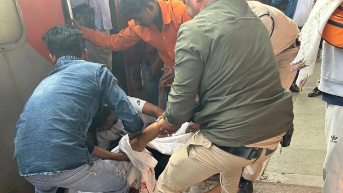 भाेपाल रेलवे स्टेशन पर चलती ट्रेन से उतरने की कोशिश में महिला का पैर फिसला भाेपाल रेलवे स्टेशन पर चलती ट्रेन से उतरने की कोशिश में महिला का पैर फिसला