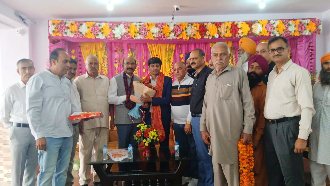 प्रवीण शर्मा ने जेकेएएस में हासिल की 18वीं रैंक, क्षेत्रवासियों ने मनाया जश्न प्रवीण शर्मा ने जेकेएएस में हासिल की 18वीं रैंक, क्षेत्रवासियों ने मनाया जश्न