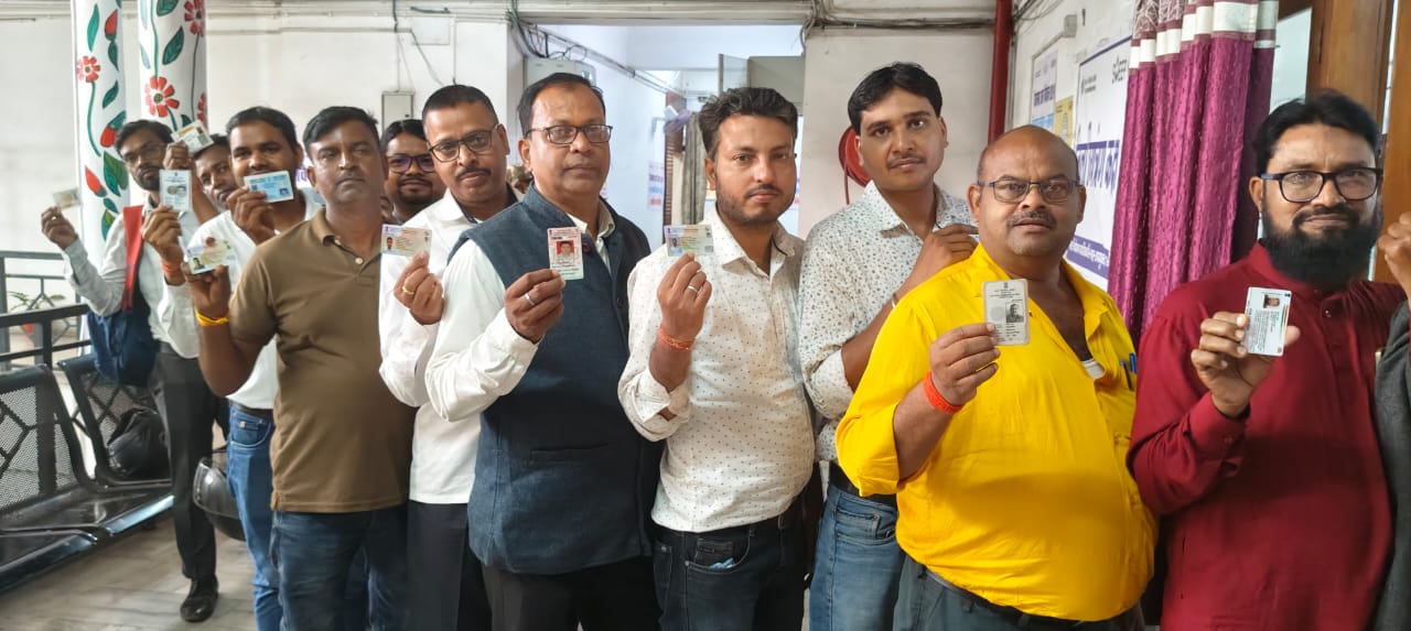 वोट डालने के लिए कतार में खड़े लोग वोट डालने के लिए कतार में खड़े लोग
