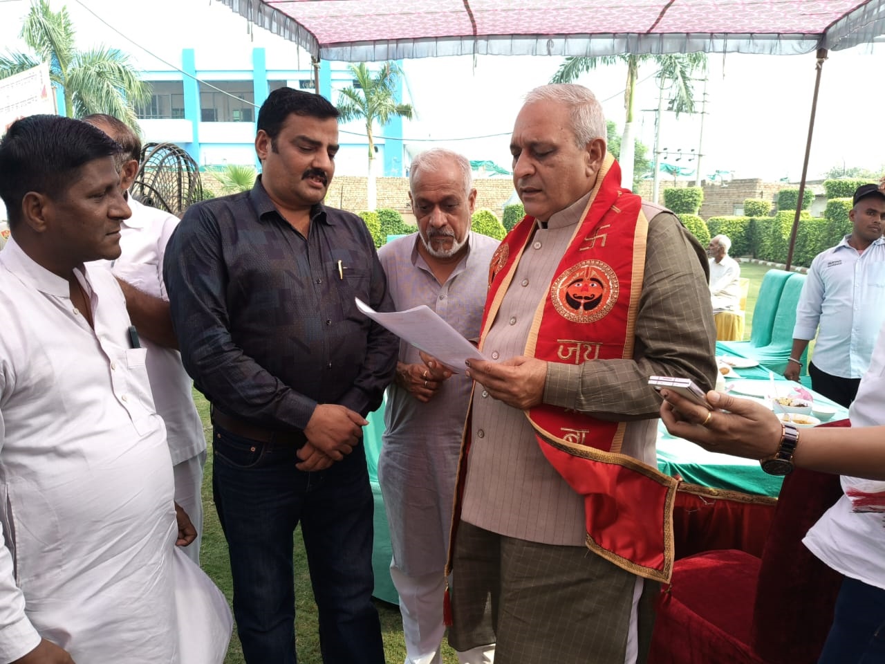 कैबिनेट मंत्री रणबीर गंगवा को मांगपत्र सौंपते वार्ड के पार्षद प्रतिनिधि अमित सोनी। कैबिनेट मंत्री रणबीर गंगवा को मांगपत्र सौंपते वार्ड के पार्षद प्रतिनिधि अमित सोनी।