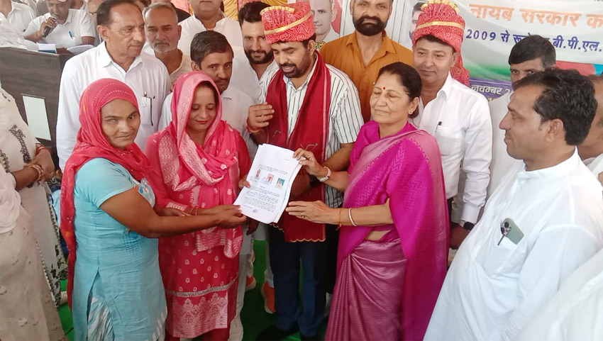 10 Snp-5 सोनीपत: विधायक कृष्णा गहलावत रविवार को जिला के गांव नसीरपुर बांगर में 15 बीपीएल परिवारों को उनके 100 गज के प्लाटों की रजिस्ट्री आवंटित करते हुए 10 Snp-5 सोनीपत: विधायक कृष्णा गहलावत रविवार को जिला के गांव नसीरपुर बांगर में 15 बीपीएल परिवारों को उनके 100 गज के प्लाटों की रजिस्ट्री आवंटित करते हुए