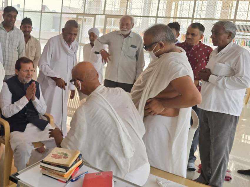 जैनमुनि से आशीर्वाद लेते हुए। जैनमुनि से आशीर्वाद लेते हुए।