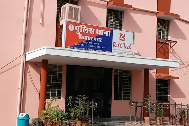 आईआरएस अफसर बनकर सरकारी नौकरी वाली महिलाओं को फंसाने वाले बदमाश के मोबाइल में मिली अश्लील चैट आईआरएस अफसर बनकर सरकारी नौकरी वाली महिलाओं को फंसाने वाले बदमाश के मोबाइल में मिली अश्लील चैट