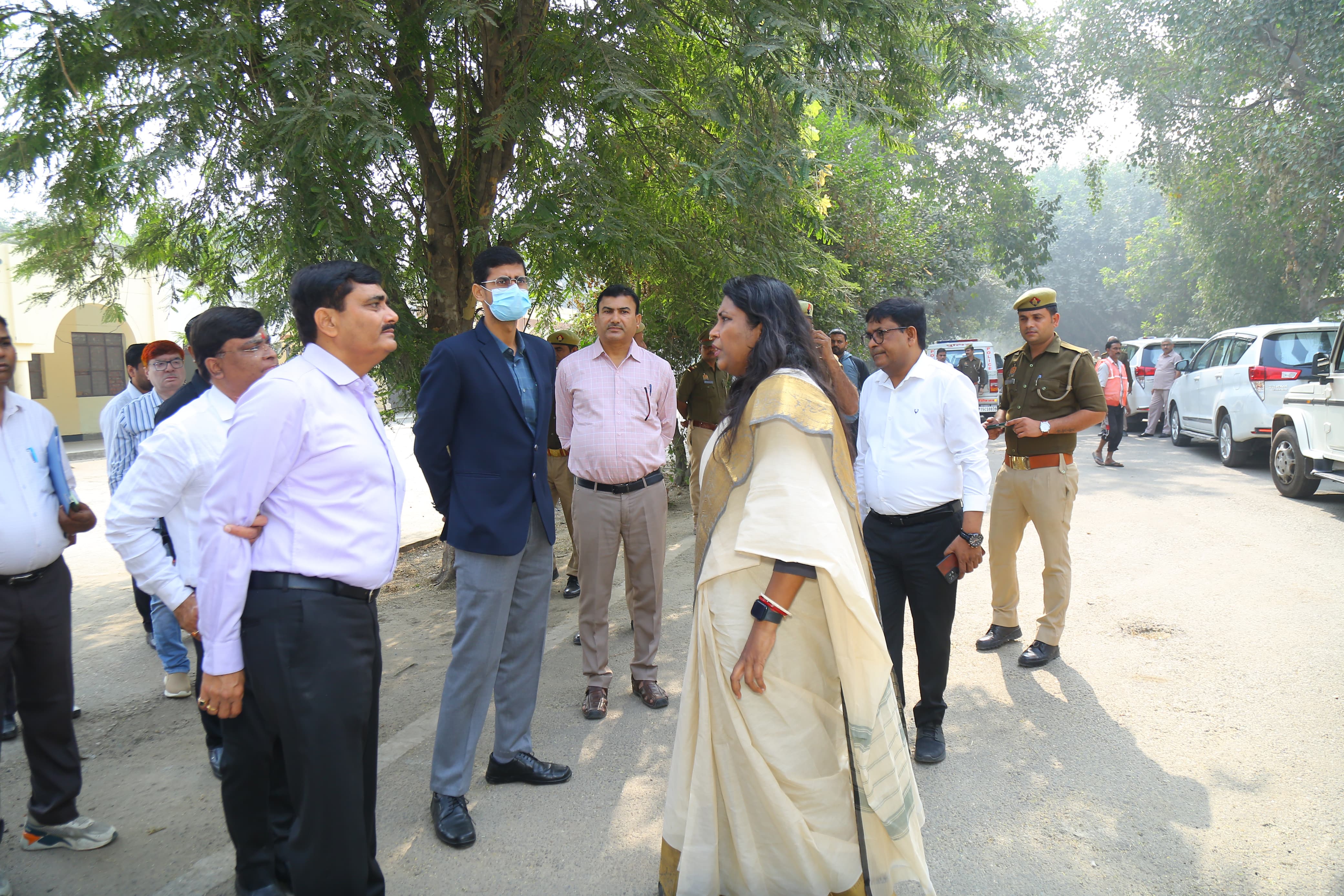 निरीक्षण करती मण्डलायुक्त