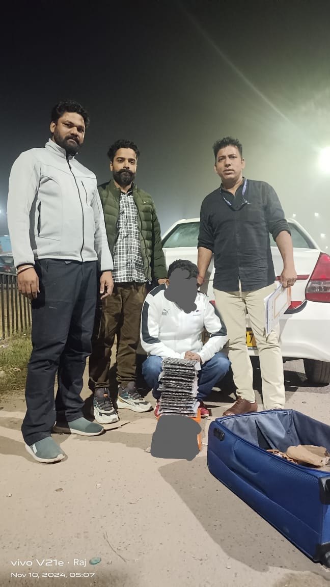 चरस तस्करी के आरोप में चरस तस्करी के आरोप में
