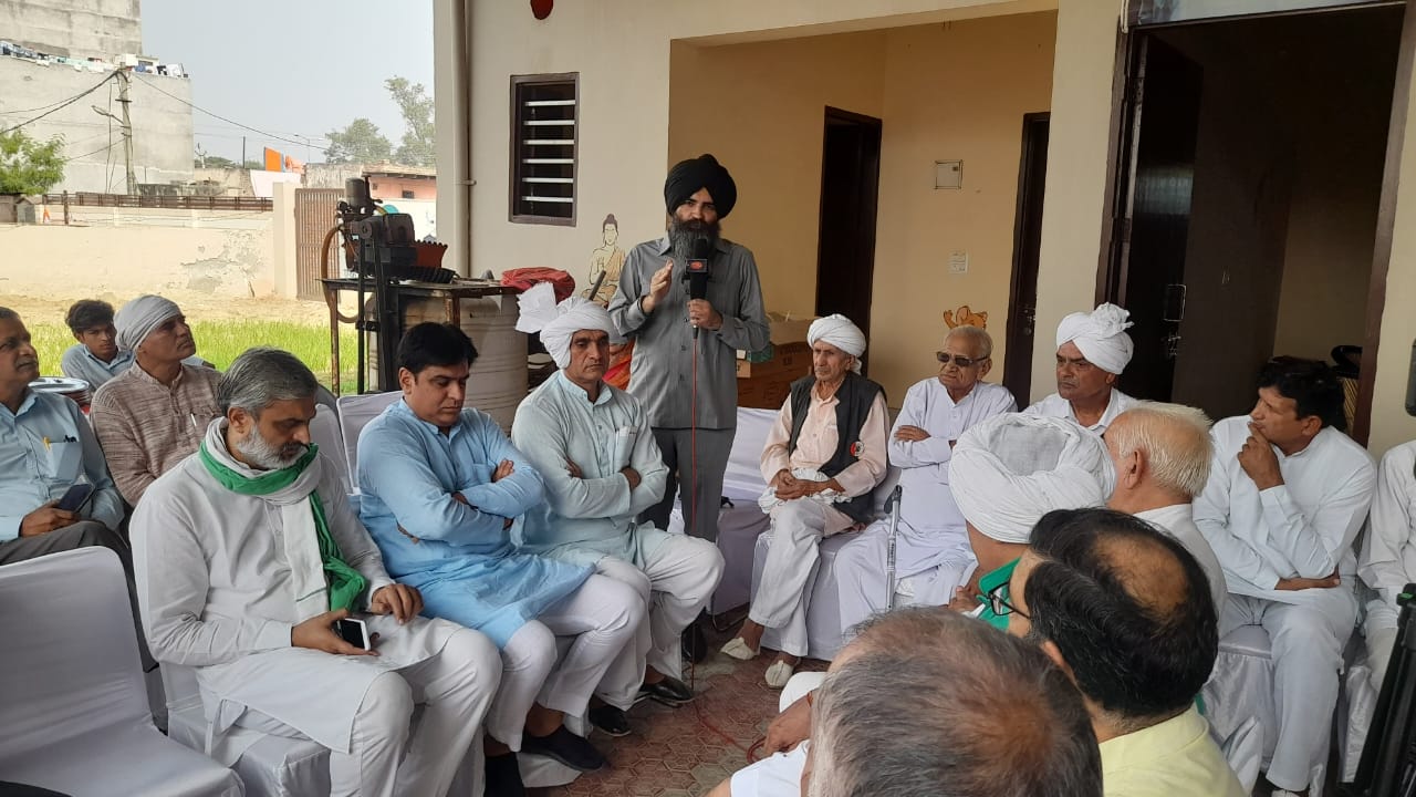 फोटो कैप्शनः 10 आरटीकेः5 कनाडा को लेकर हुई पंचायत में मौजूद खाप के प्रमुख व्यक्ति। फोटो कैप्शनः 10 आरटीकेः5 कनाडा को लेकर हुई पंचायत में मौजूद खाप के प्रमुख व्यक्ति।