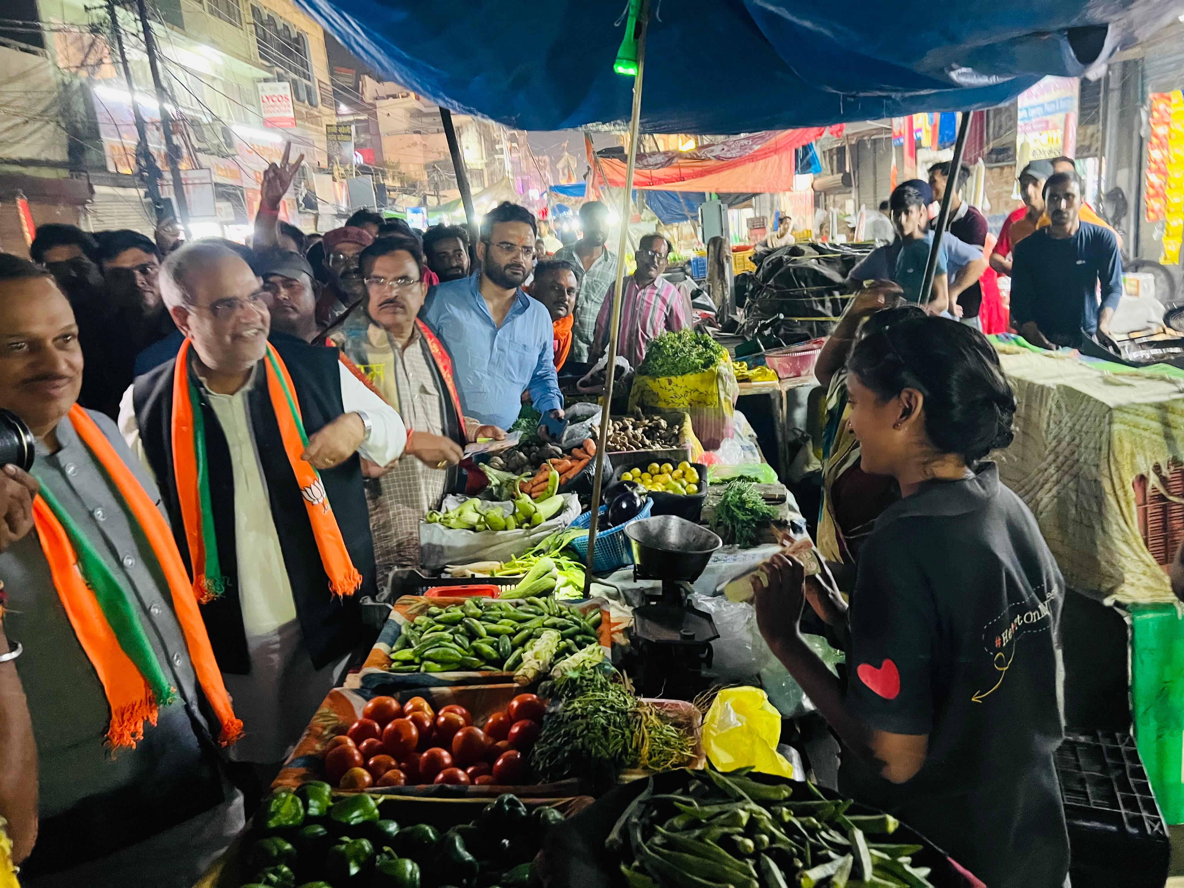 जनसंपर्क करते प्रदेश अध्यक्ष भूपेन्द्र चौधरी जनसंपर्क करते प्रदेश अध्यक्ष भूपेन्द्र चौधरी