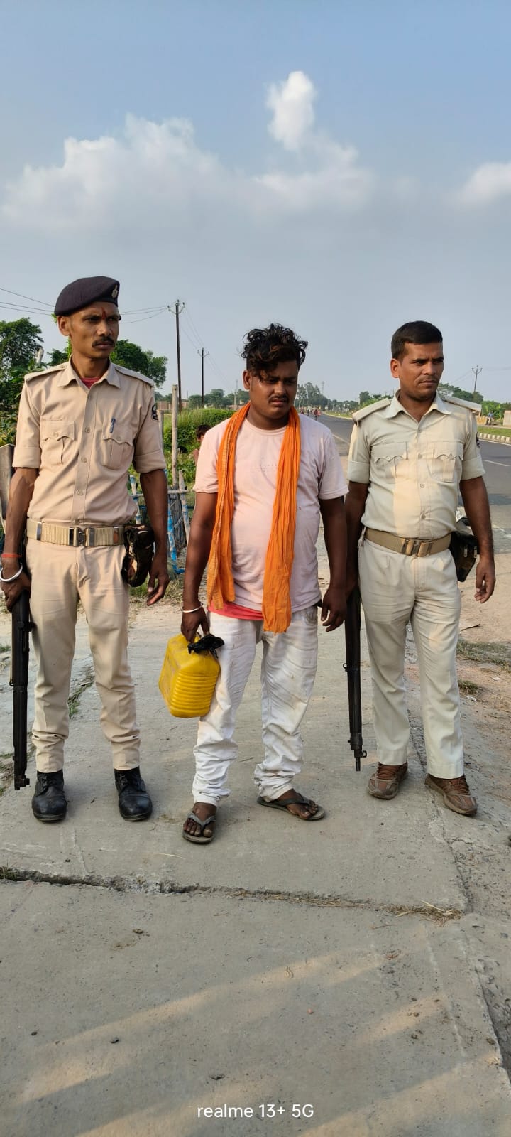 अररिया फोटो:बथनाहा पुलिस के गिरफ्त में गिरफ्तार युवक चुलाई शराब के साथ अररिया फोटो:बथनाहा पुलिस के गिरफ्त में गिरफ्तार युवक चुलाई शराब के साथ