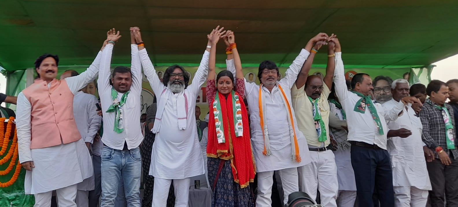 सभा में शामिल हेमंत सोरेन सभा में शामिल हेमंत सोरेन