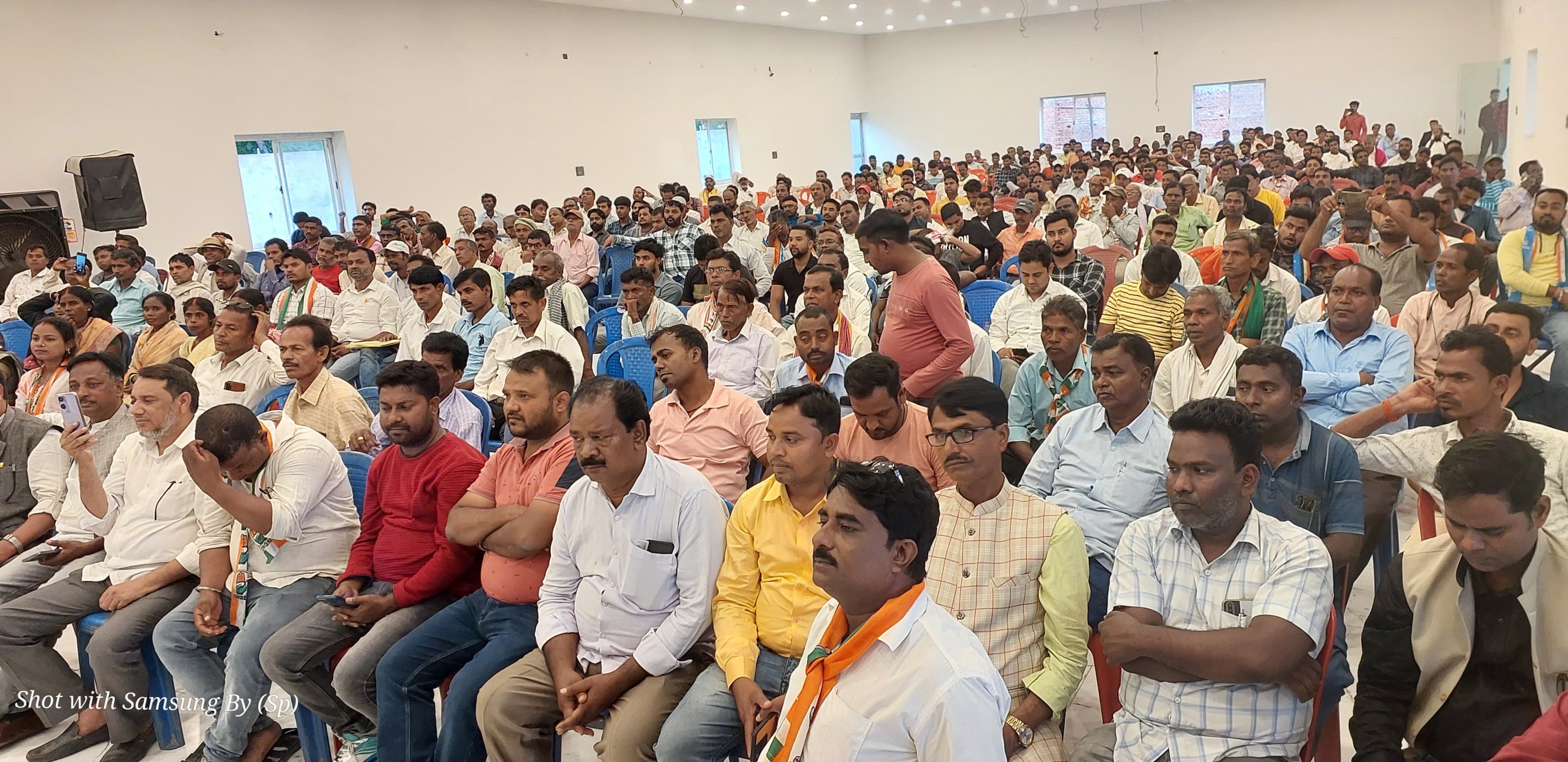 बैठक में शामिल पार्टी नेता