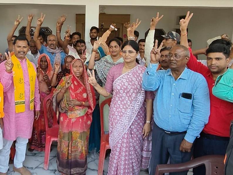 एनडीए उम्मीदवार के लिए प्रचार करती अनुपि्या पटेल एनडीए उम्मीदवार के लिए प्रचार करती अनुपि्या पटेल