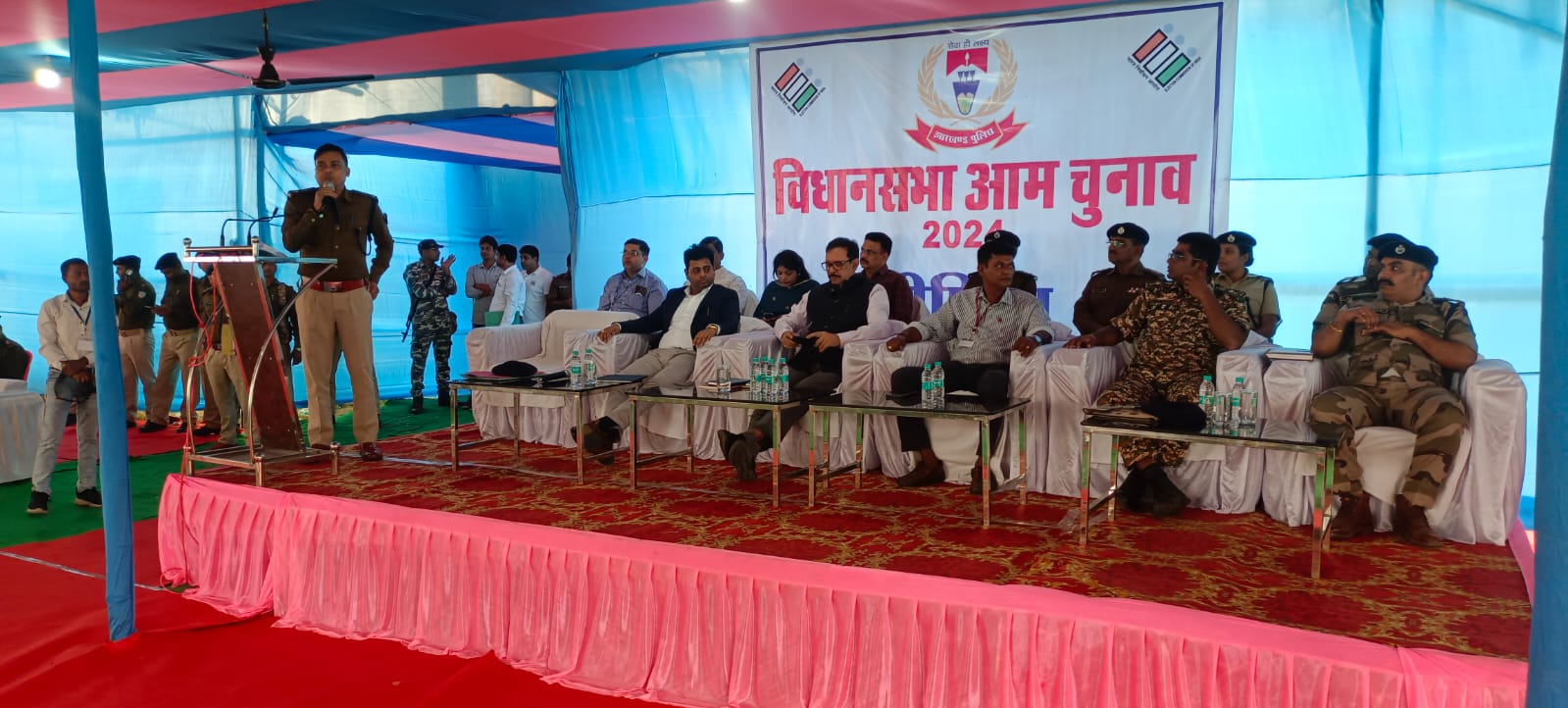 जवानों को ब्रीफ करते अधिकारी जवानों को ब्रीफ करते अधिकारी